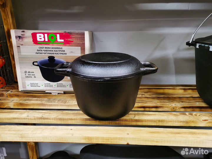 Чугунная кастрюля с крышкой - сковородкой