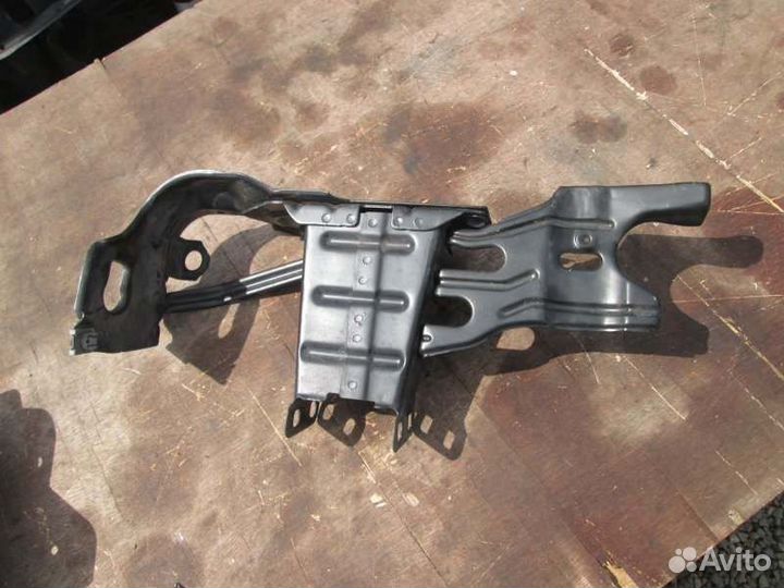 Кронштейн усилителя бампера левый Mercedes-Benz