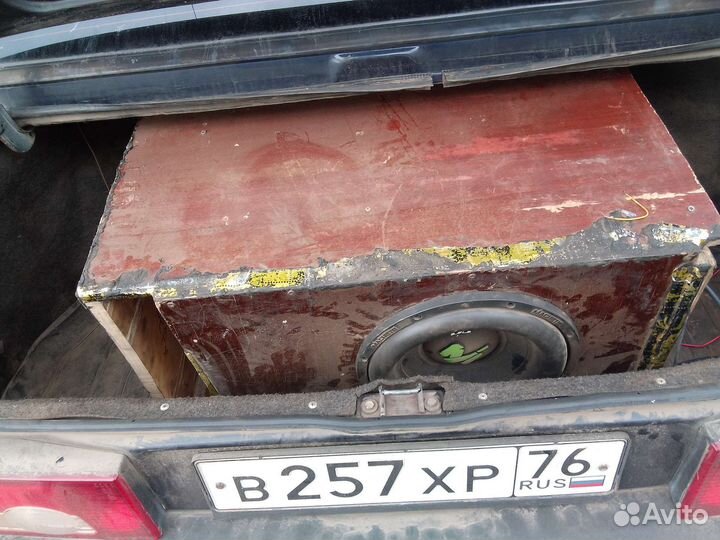 Сабвуфер и усилитель в автомобиль