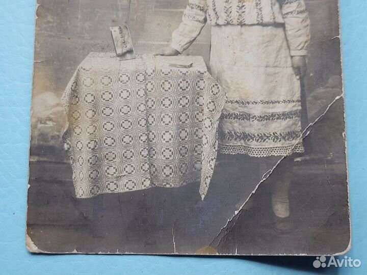 Старинное фото Девушка Женщина у стола