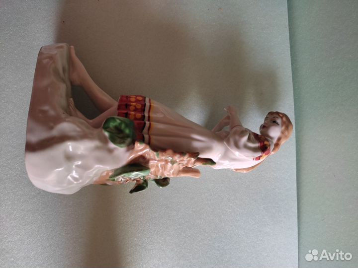 Фарфоровая статуэтка 