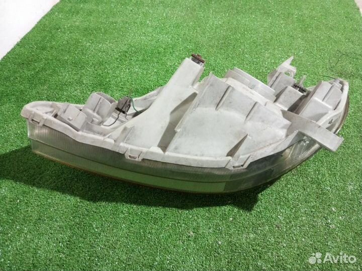 Фара галогеновая правая Toyota Corolla Fielder