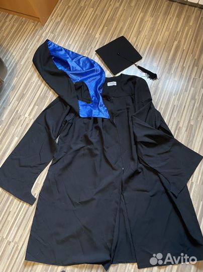 Мантия и квадратная шапочка выпускника