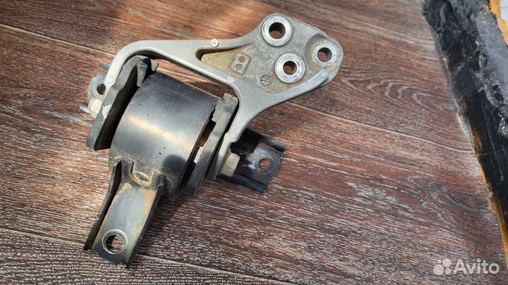 Подушка двигателя lancer 10