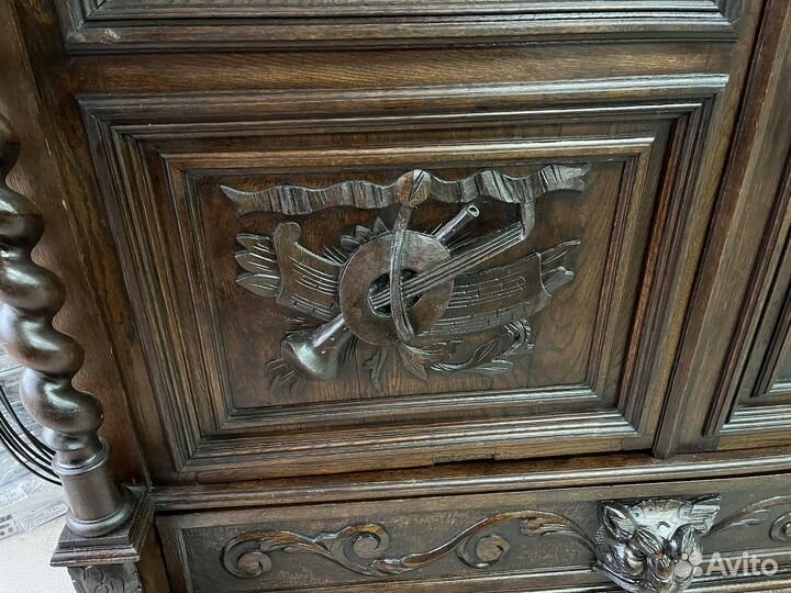 Антикварный книжный шкаф