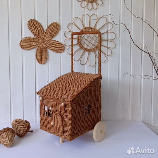 Плетеная корзина для игрушек. Реквизит для фото