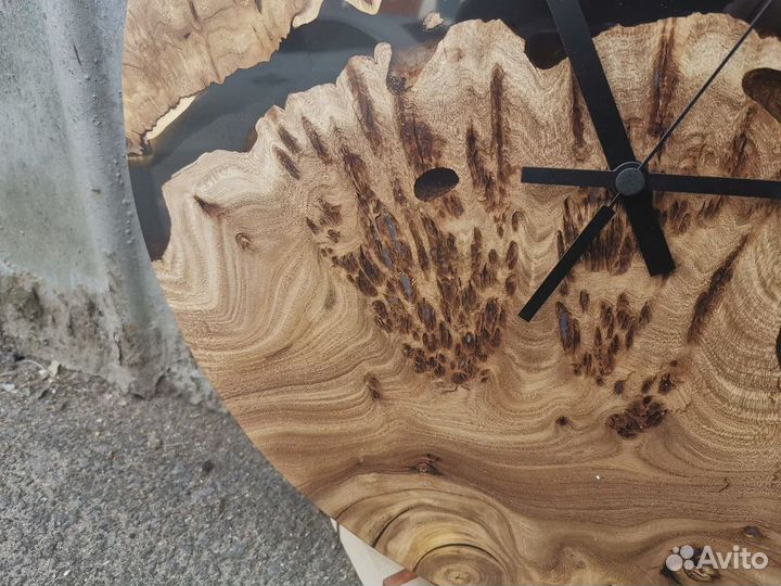 В наличии настенные часы река из слэба и смолы