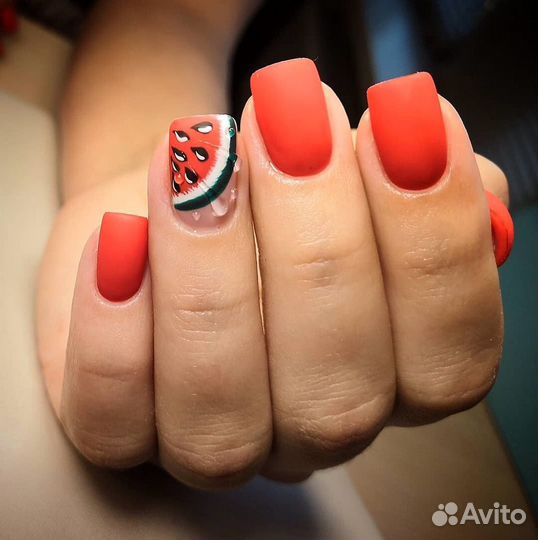 Педикюр с покрытием лаком