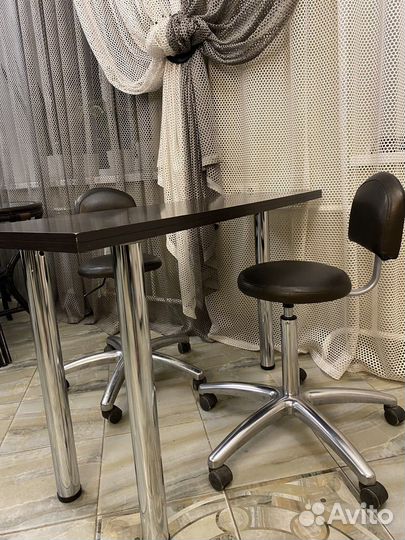 Стол и два стула