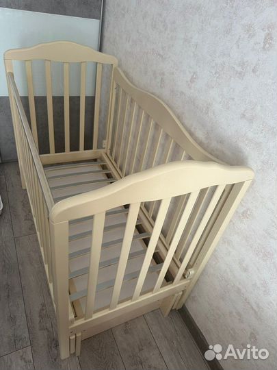 Детская кроватка с маятником