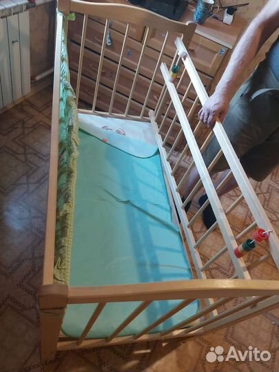 Детская кроватка с маятником