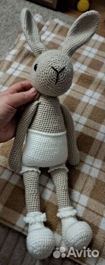 Вязанные игрушки заяц амигуруми