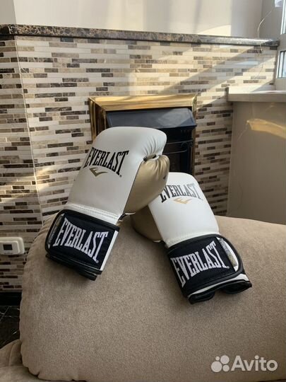 Боксерские перчатки Everlast 10 унций