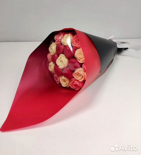 Шоколадные Розы и Сердца - 19 шт в Букете