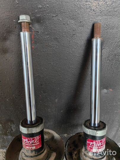 Стойки VW Jetta 6 KYB