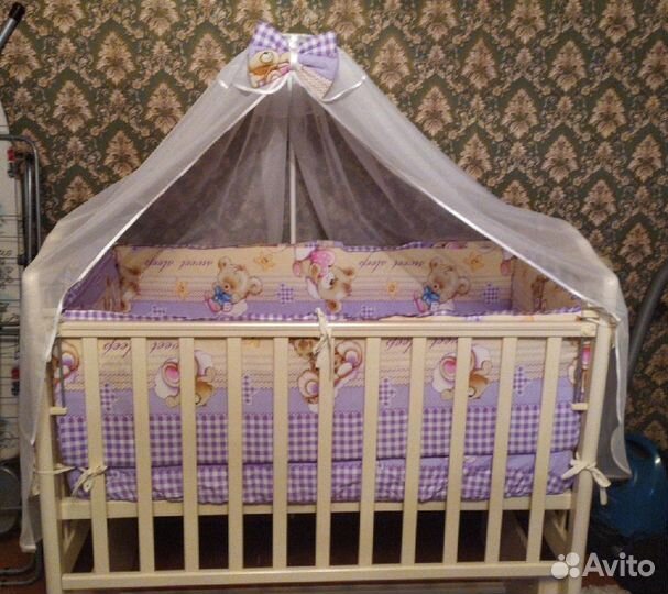 Детская кроватка с маятником