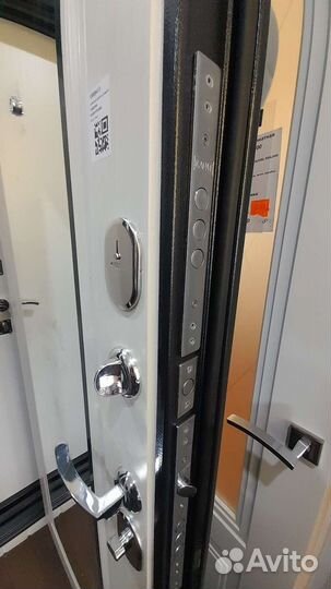 Дверь входная с зеркалом. Гарда 7.5