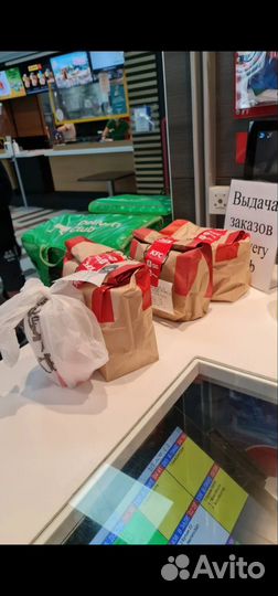 Сотрудник в кафе