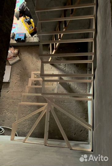 Лестничные перила кованные с монтажем