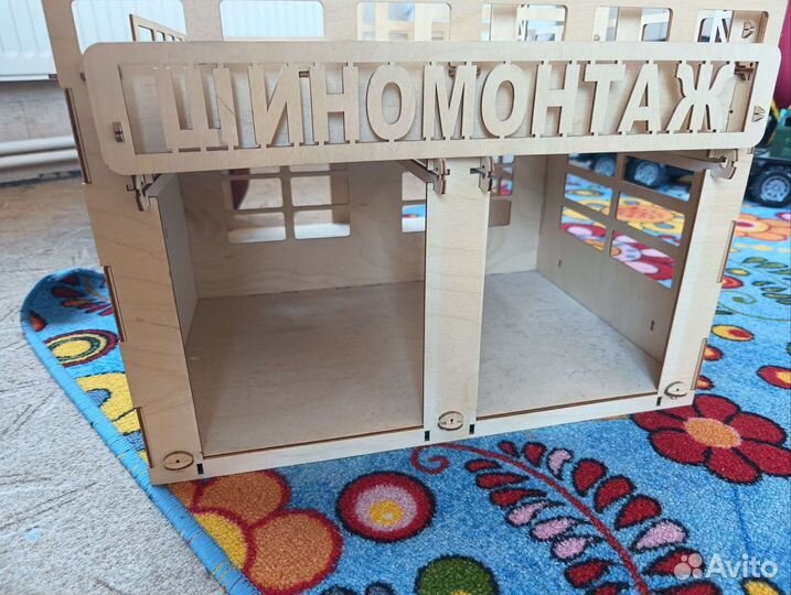 Деревянная парковка для машинок