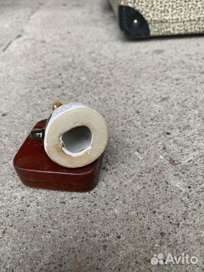 Фарфоровая статуэтка собачка