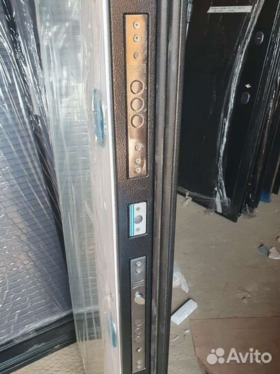 Дверь входная с зеркалом
