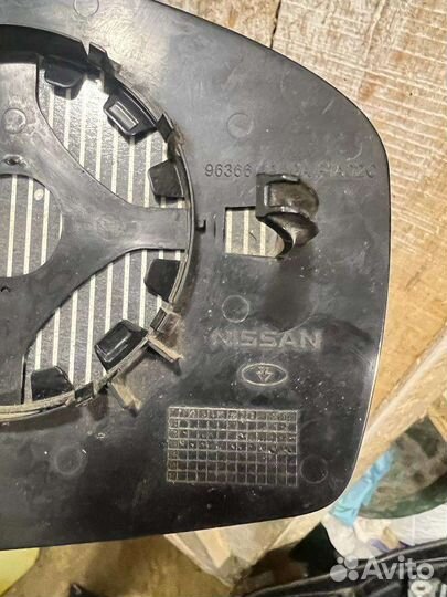 Зеркальный элемент и значок