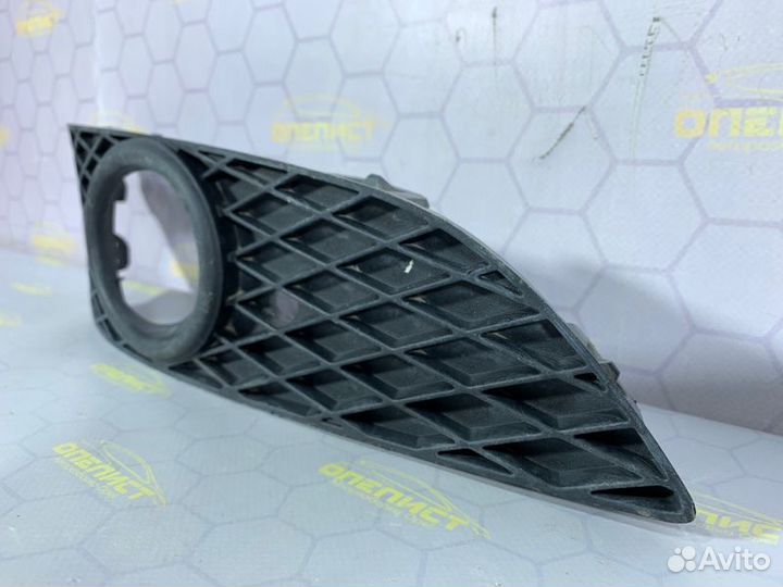 Решетка в бампер передняя правая Opel Astra H