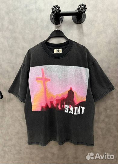 Стильная футболка Saint