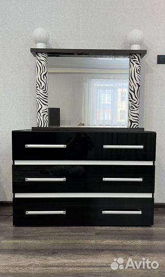 Комод глянцевый с зеркалом