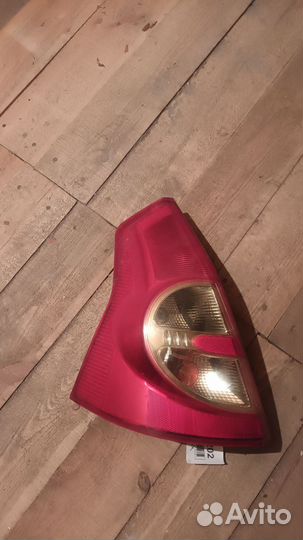 Фонарь задний левый на renault sandero 1
