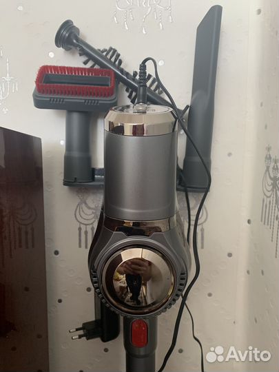 Вертикальный пылесос Redmond RV-UR363