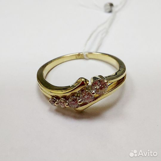 Кольцо с природным камнем Золото