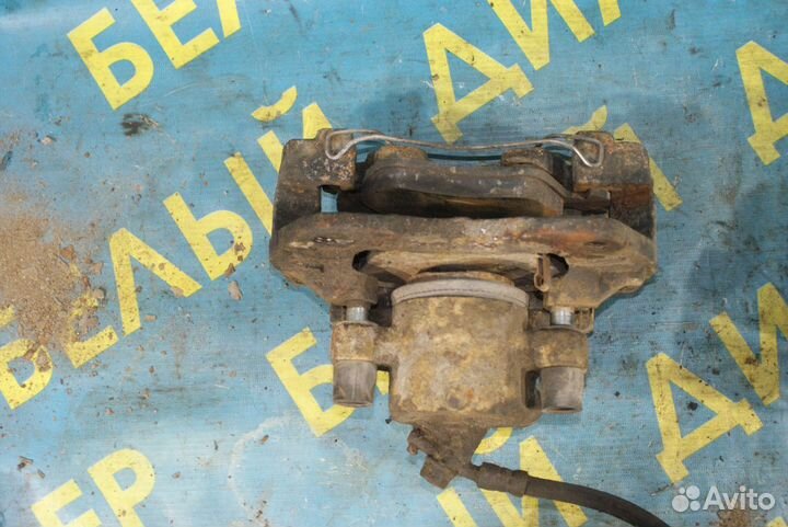 Передний суппорт + скоба Toyota Avensis