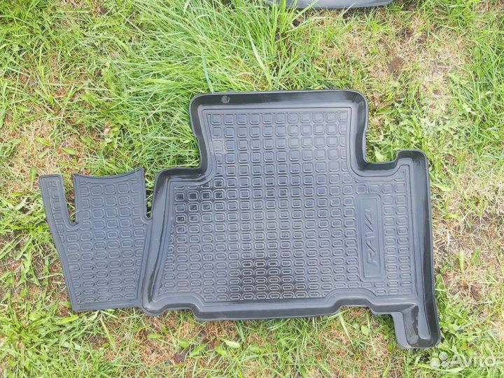 Резиновый коврики в салон на Тайота rav4