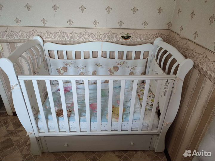 Детская кроватка с маятником и ящиком