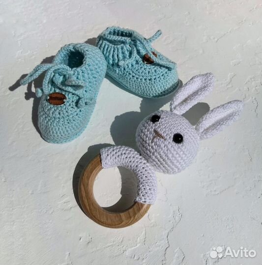 Вязаные пинетки, погремушка. Набор на выписку