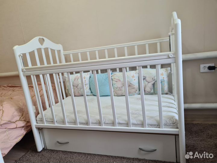 Детская кроватка с маятником и ящиком