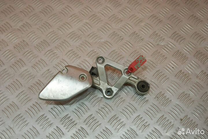 Крепление подножки водителя правое Yamaha FZ400