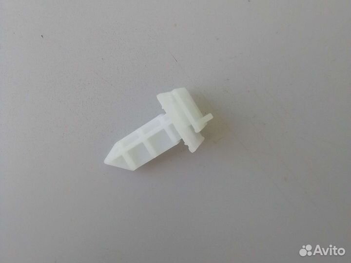 Кронштейн решетки радиатора Mazda