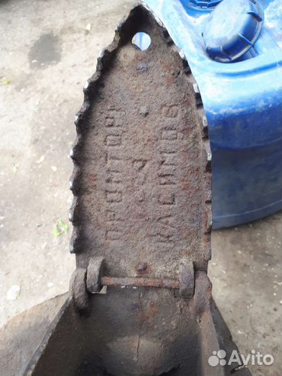 Старинный утюг на углях