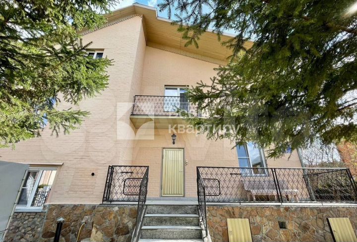 Коттедж 295 м² на участке 9 сот.