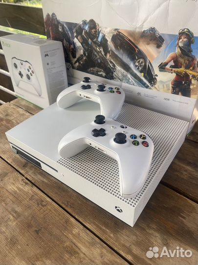 Xbox One S 500 gb + диски UFS 4 и fifa 19