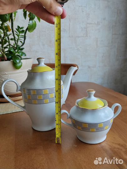 Чайник и сахарница