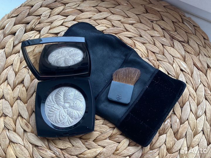 Пудра хайлайтер Chanel Camelia De Plumes