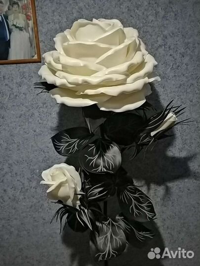 Ростовая роза с бутонами торшер