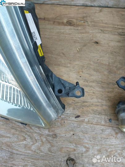 Фара правая Toyota Prius 2 NHW20 2011 81145-47150