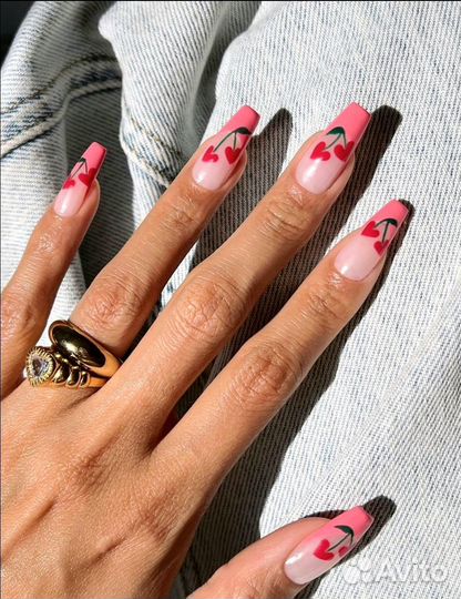 Модель Наращивание ногтей и маникюр и педикюр