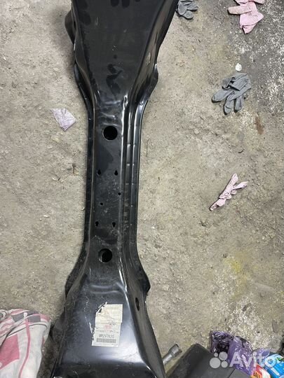 Продам поперечную балку mitsubishi