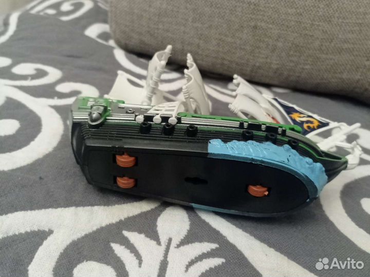 Игрушка корабль